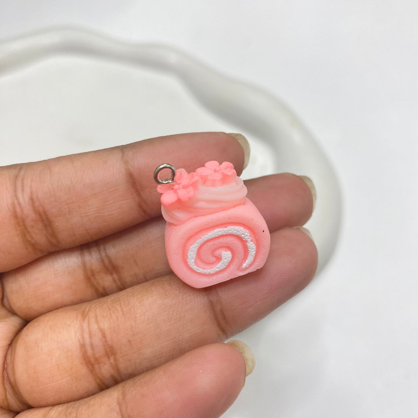 RC 1762 Swiss role cake resin charm  ( 1 pc ) with hook