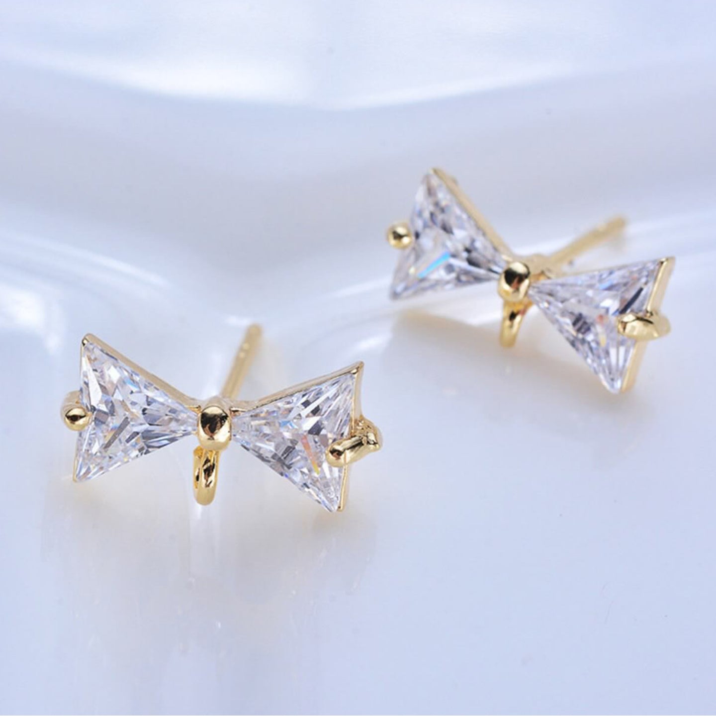 CZ 872 - Bow zircon crystal stud - per pair - Anti tarnish