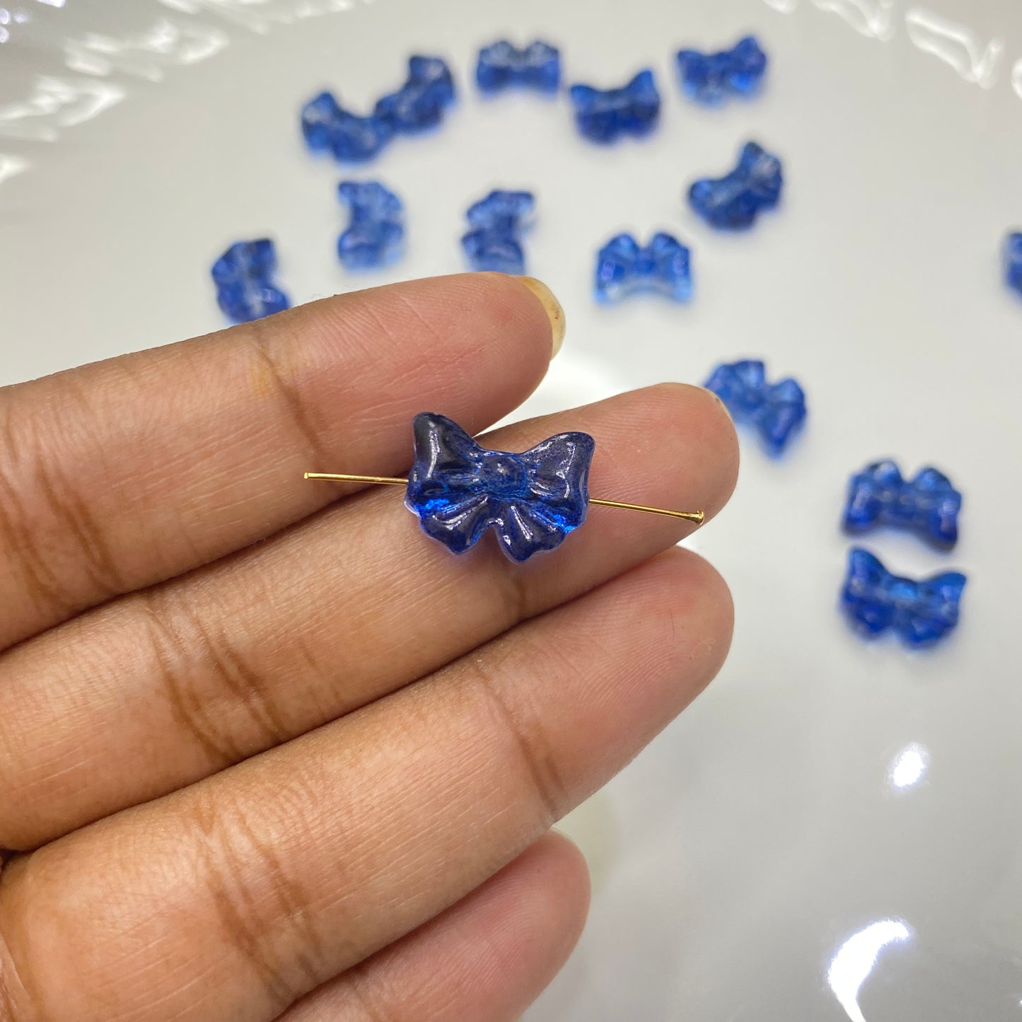 GB 902 Blue bow glass bead - per piece