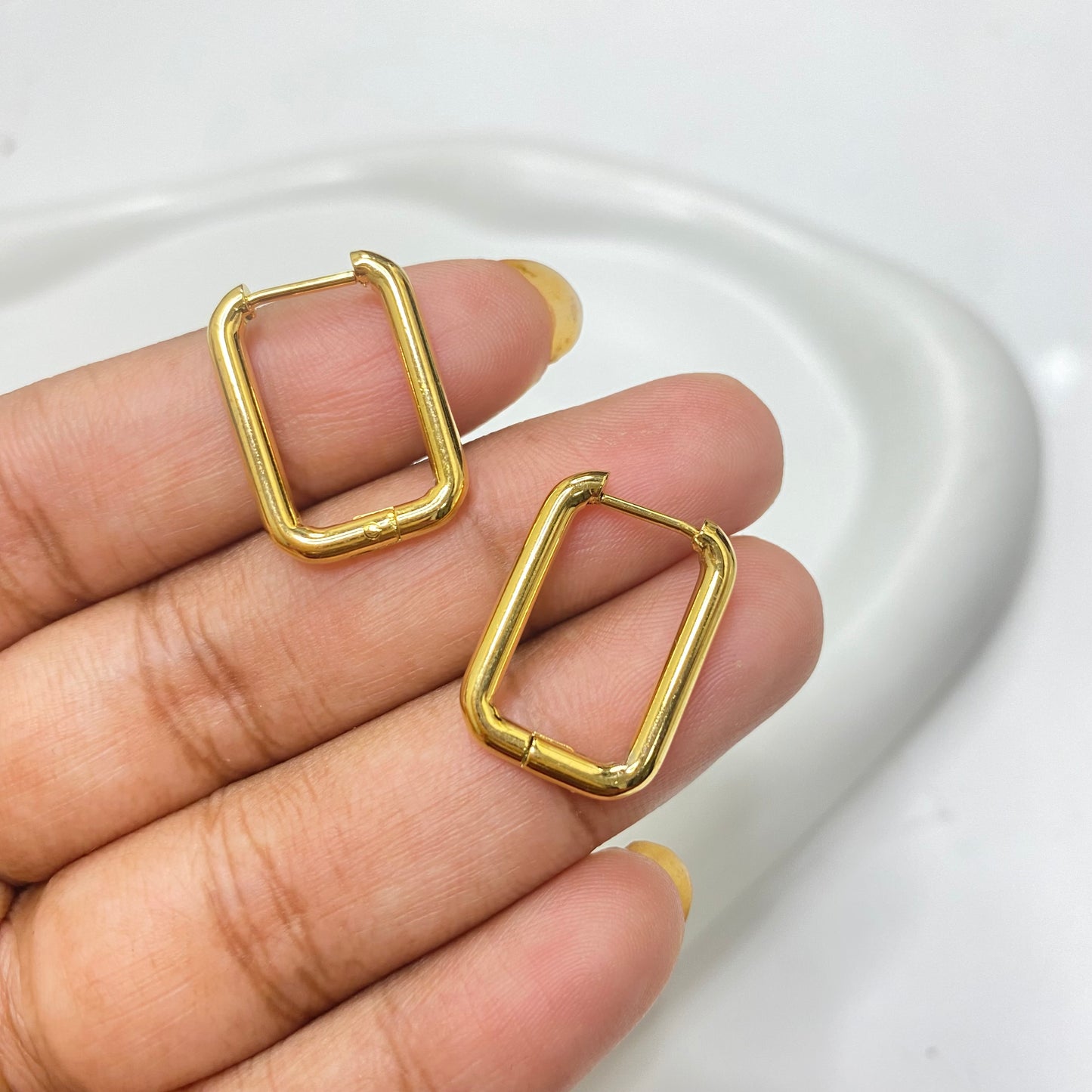 SS 1199 - Huggie hoops - 18k gold plated stainless steel - per pair - anti tarnish