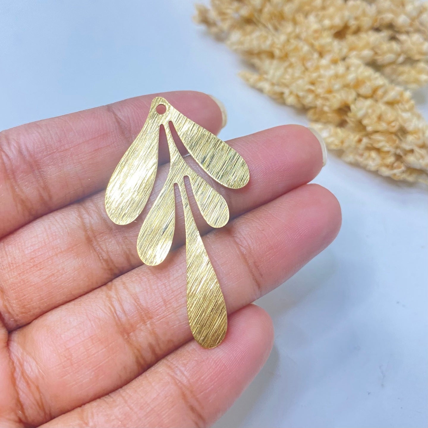 B123 Textured 5 leaves charm