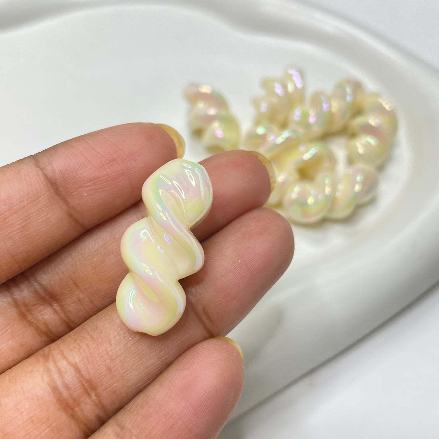 AC 1133 Cream Swirl iridescent Acrylic bead - per piece