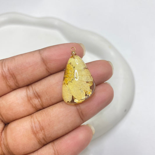 RC 1720 dried flower resin pendant - per piece