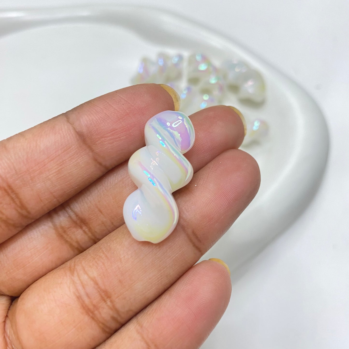 AC 1128 White Swirl iridescent Acrylic bead - per piece