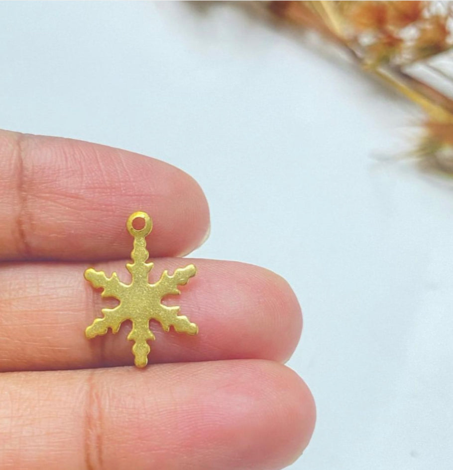 B 33 Snowflake Charm ( 1 pc )