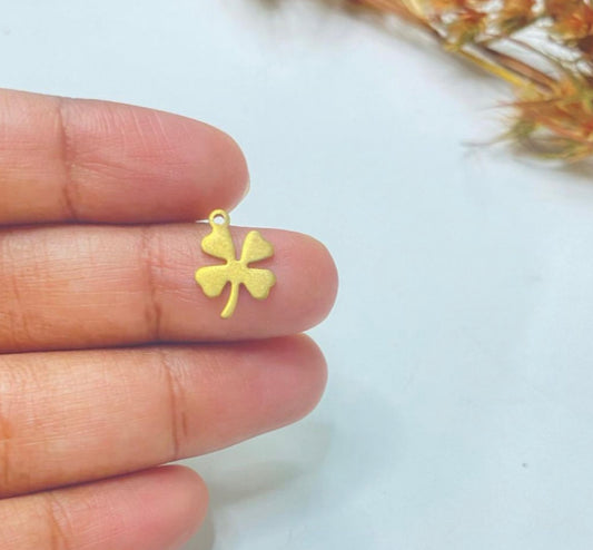 B28 Clover leaf charm