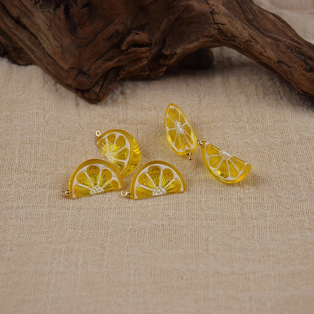 RC 1109 Yellow lemon charm - per piece